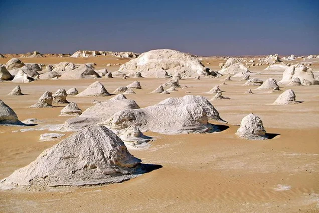 Desierto Blanco Y El Oasis De Bahariya Safari Privado de 2 Días