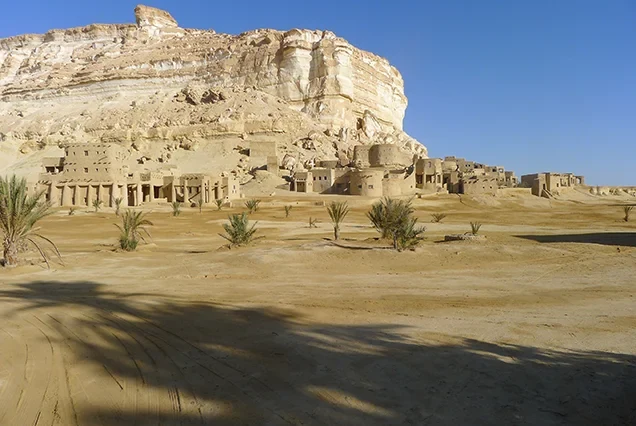 Desierto Blanco Y El Oasis De Bahariya Safari Privado de 2 Días