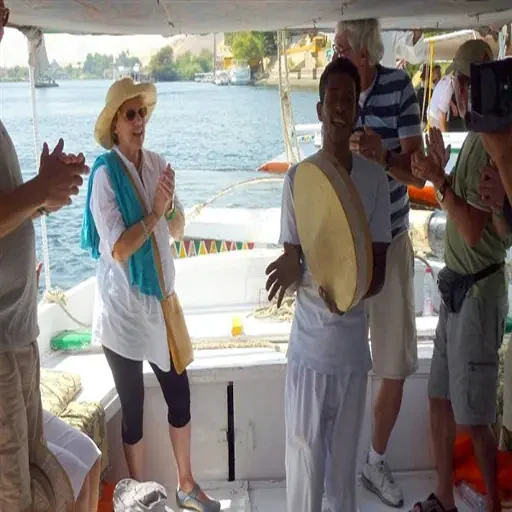 El Pueblo Nubio en Asuán Tour Privado VIP en Barco