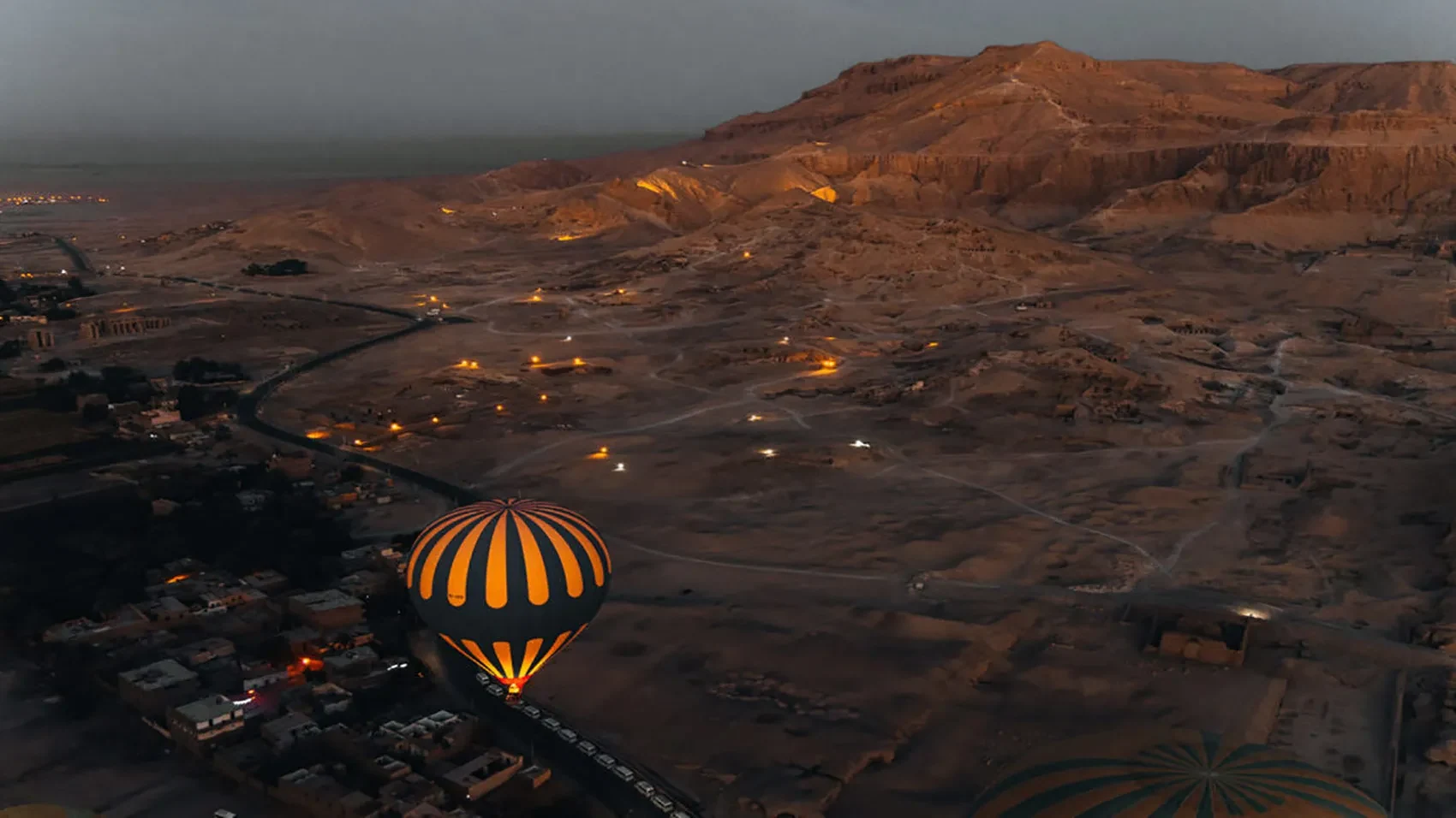 Aventura sobre las Nubes: Viaje en Globo Luxor en Privado
