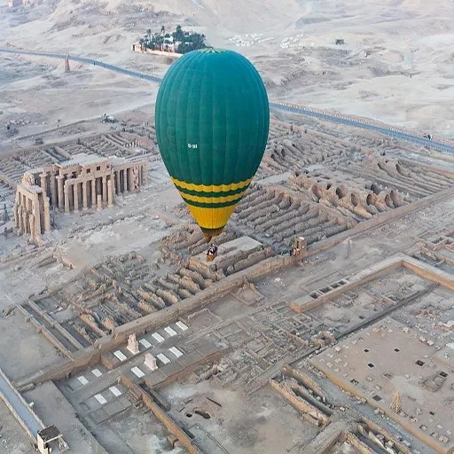 Aventura sobre las Nubes: Viaje en Globo Luxor en Privado