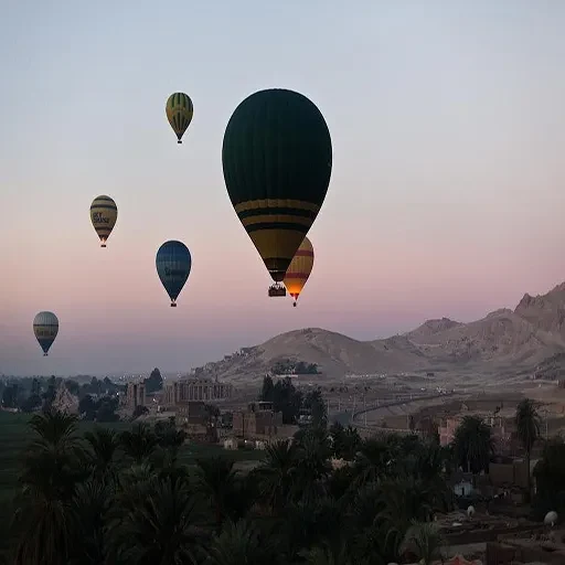 Aventura sobre las Nubes: Viaje en Globo Luxor en Privado