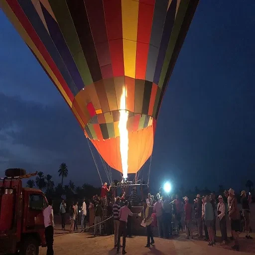 Aventura sobre las Nubes: Viaje en Globo Luxor en Privado