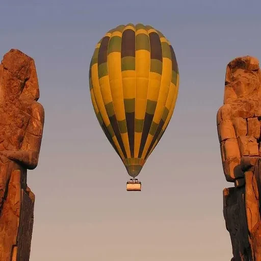 Aventura sobre las Nubes: Viaje en Globo Luxor en Privado