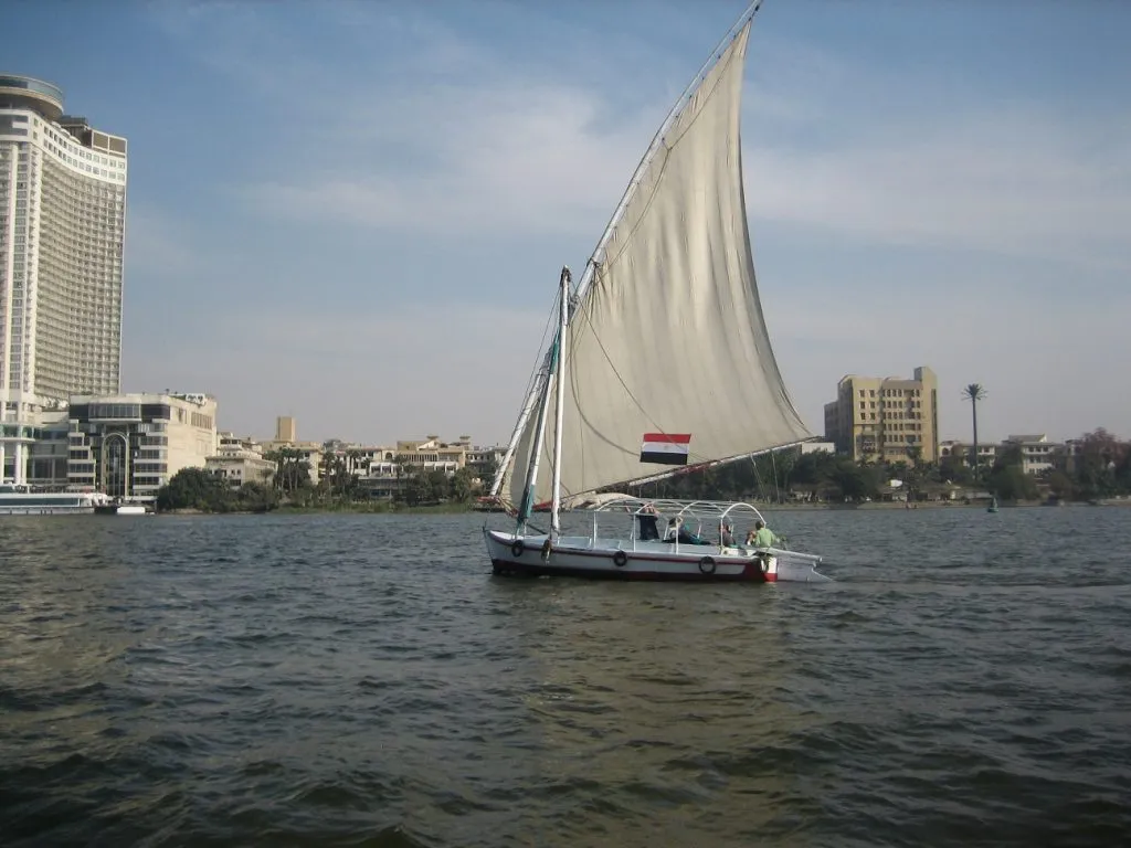 Paseo en Faluca Por El Nilo El Cairo Navegación Privada de 2 Horas al Atardecer
