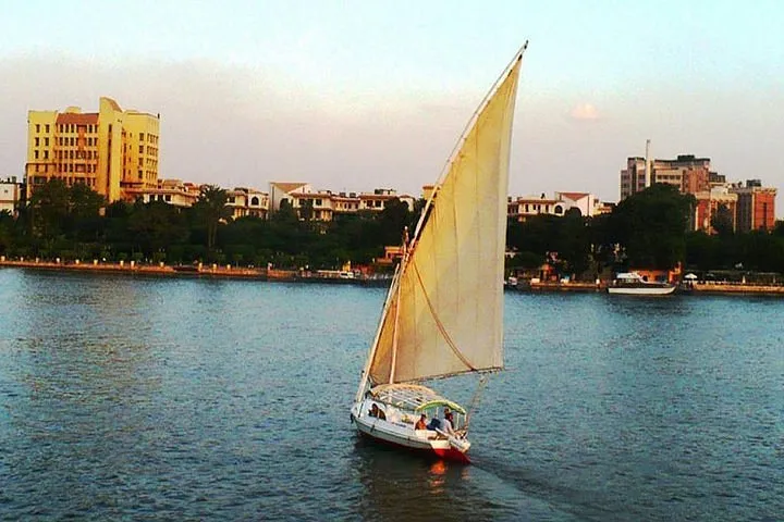 Paseo en Faluca Por El Nilo El Cairo Navegación Privada de 2 Horas al Atardecer