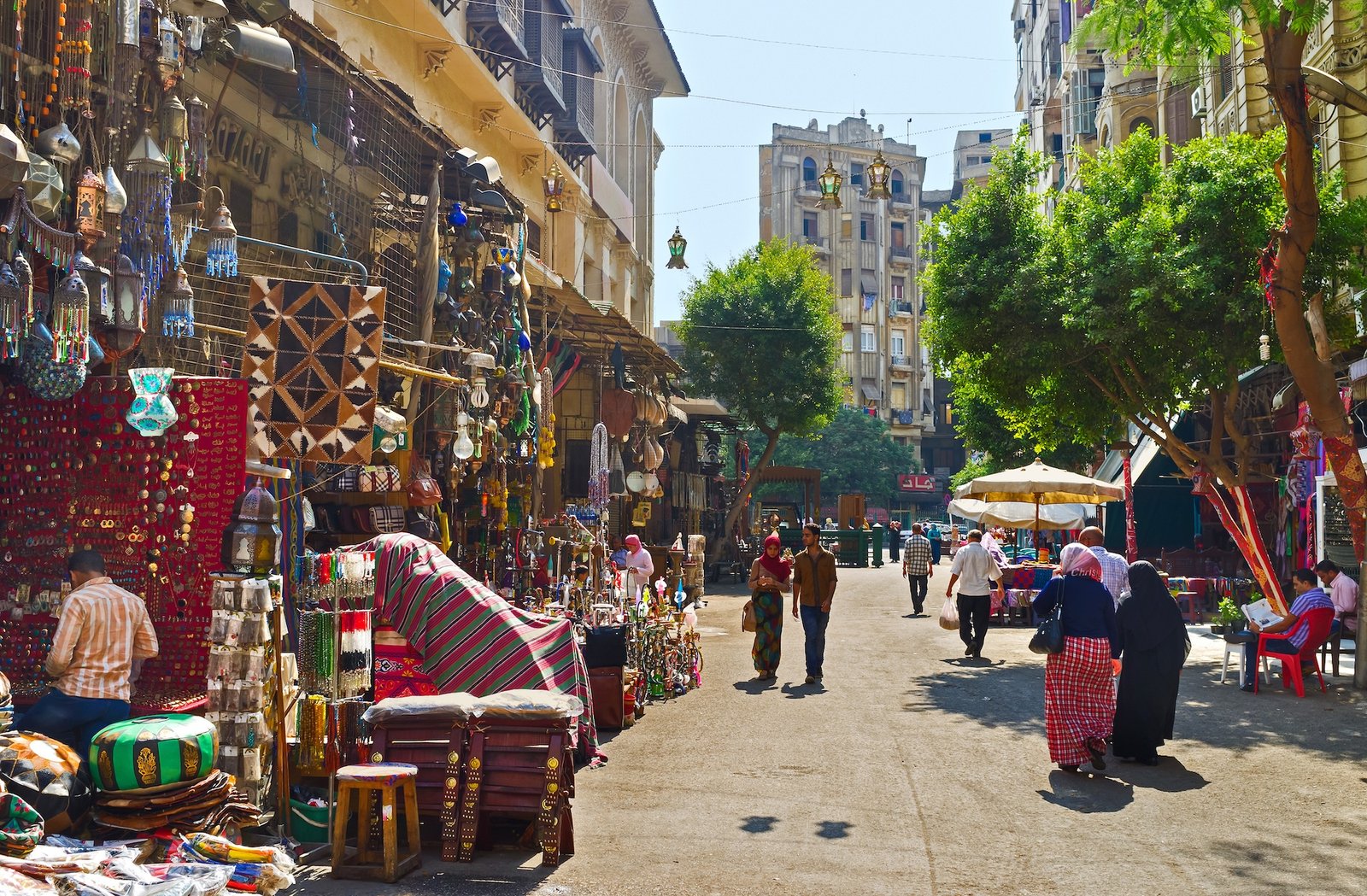 Bazar Khan el-Khalili con puestos de mercado, textiles y artesan&iacute;as tradicionales