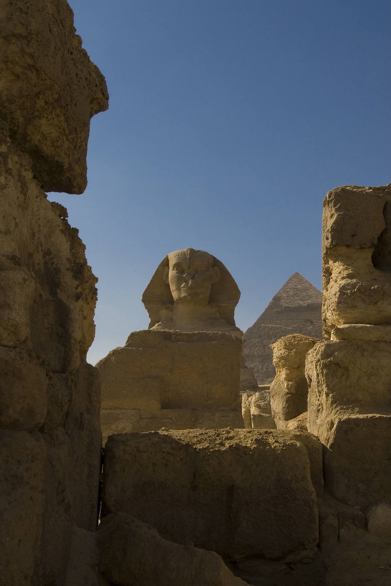 La Gran Esfinge de Guiza con pir&aacute;mides en el fondo del desierto
