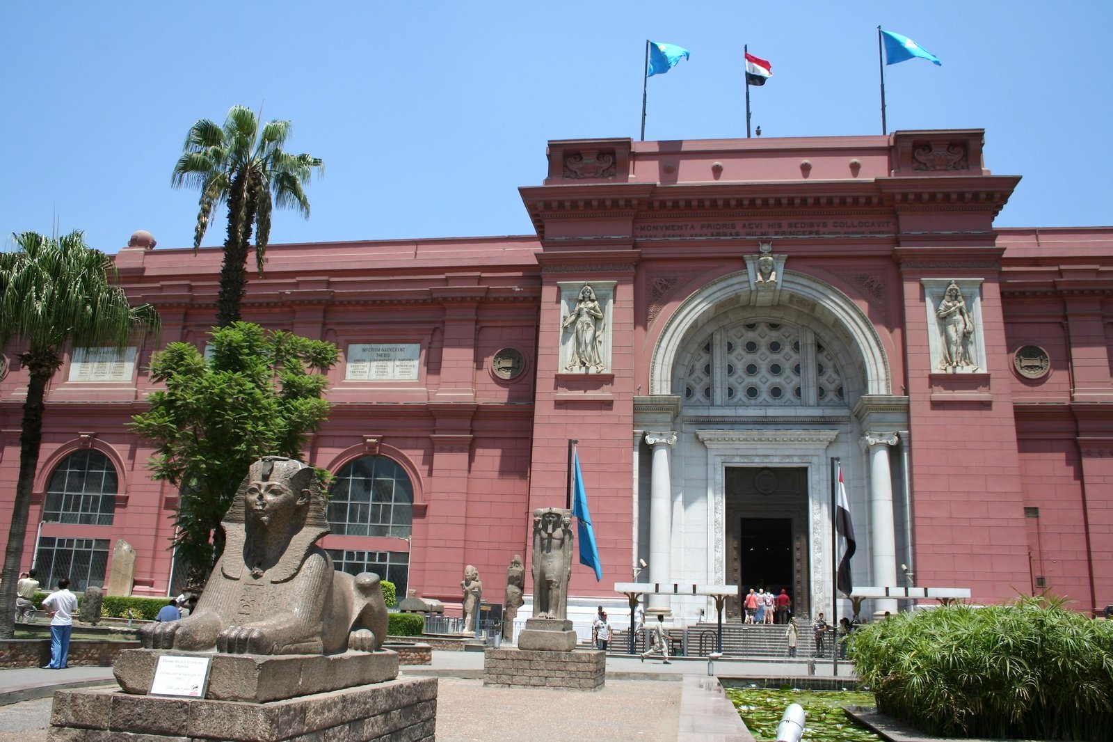 Museo Egipcio en El Cairo con estatua de esfinge y visitantes