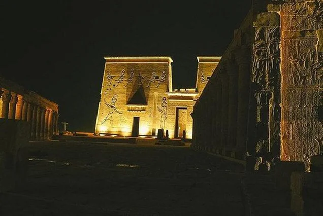 Magia Bajo las Estrellas en Asuán Espectáculo de Luz y Sonido en el Templo de Filae